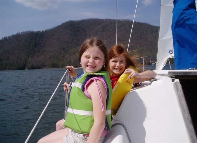 Millican family... Chip Angie and the four
girls sailing on Roger Langrel's Hunter 23