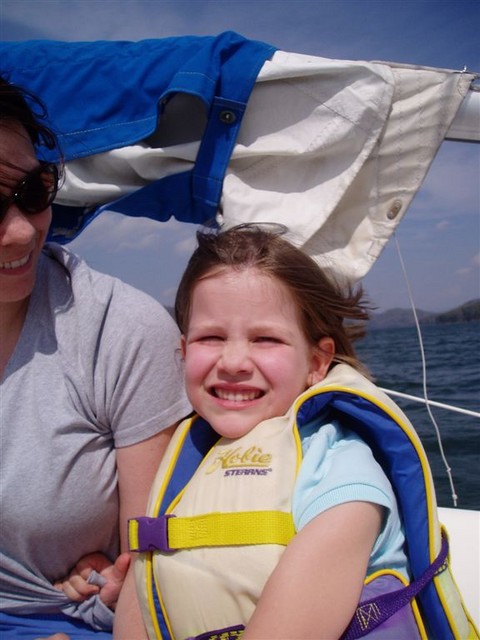Millican family... Chip Angie and the four
girls sailing on Roger Langrel's Hunter 23