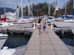 Millican family... Chip Angie and the four
girls sailing on Roger Langrel's Hunter 23