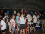 crowds storm the dinner line