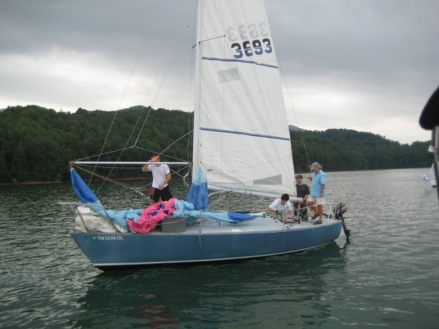 Runnning start, up with the spinnakers!